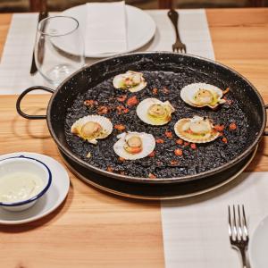 Imagen de arroz con zamburiñas del restaurante Enxebre del Parador de Santiago de Compostela