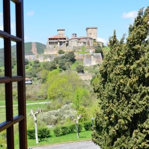 Panorámica del Parador del Castillo de Monterrei desde la ventana de una casa