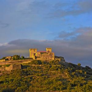 Panorámica del Parador del Castillo de Monterrei bañado por el sol al amanecer