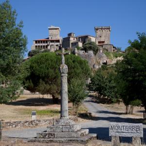 Panorámica del Parador del Castillo de Monterrei desde el acceso principal