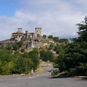 Panorámica del Parador del Castillo de Monterrei desde la carretera