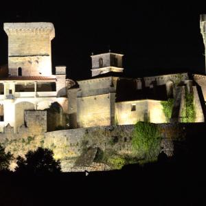 Panorámica del Parador del Castillo de Monterrei iluminado por la noche