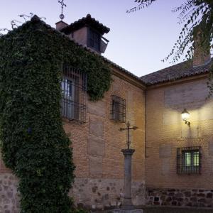 Fachada del Parador de Almagro iluminada al atardecer