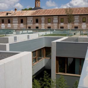 Vista de las terrazas ajardinadas en el techo y el patio interior del Parador de Alcalá de Henares