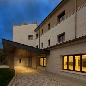 Fachada lateral del Parador de Villafranca del Bierzo iluminada
