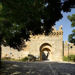 Acceso al Parador de Carmona en la muralla medieval