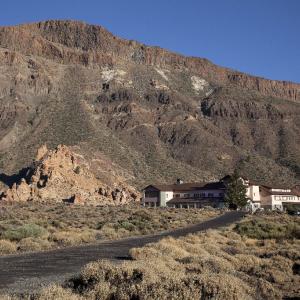 El Parador de Las Cañadas del Teide a los pies de la montaña