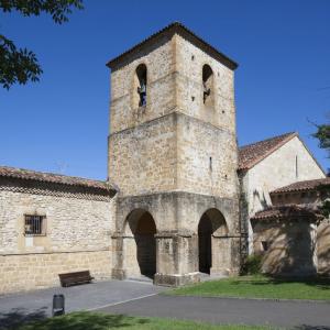 Torre del campanario del antiguo Monasterio de San Pedro de Villanueva, Parador de Cangas de Onís