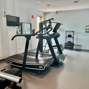 Máquinas de cardio en el gimnasio del Parador de Cádiz.