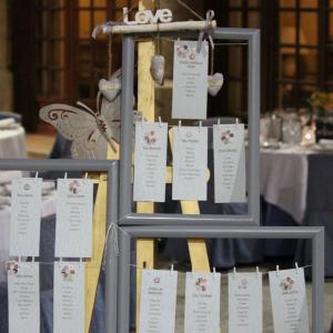 Caballete con tarjetas con la ubicación de los invitados en una boda en el salón banquetes del Parador de Zamora