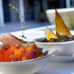 Platos típicos de la gastronomía andaluza en el restaurante del Parador de Carmona