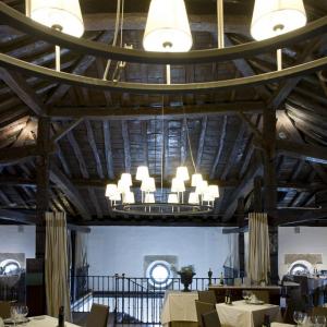 El restaurante del Parador de Argómaniz iluminado por grandes lámparas colgantes