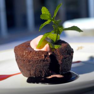 Brownie de chocolate con helado en el restaurante del Parador de Carmona