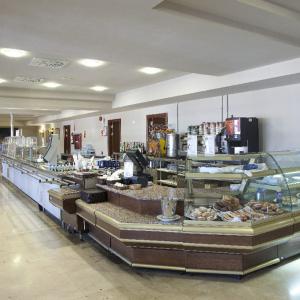 Barra de autoservicio en la cafetería del Parador de Las Cañadas del Teide