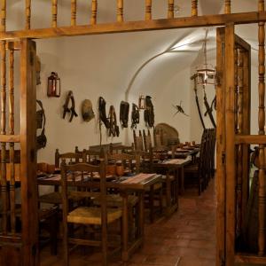 Salón rústico en el restaurante del Parador de Chinchón