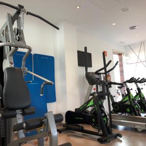 Máquinas de musculación y cardio en el gimnasio del Parador de Cádiz