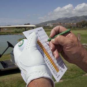 Un golfista anota su puntuación en el campo de golf del Parador de Málaga Gibralfaro