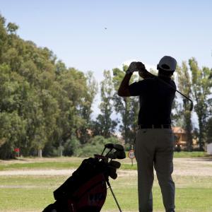 Un golfista practica su swing en el campo de golf del Parador de Málaga Gibralfaro