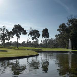 Estanque y fuentes en el campo de golf del Parador de Málaga Gibralfaro