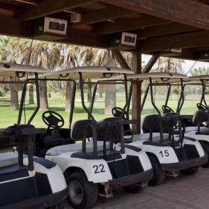 Buggies de golf siempre disponibles para golfistas en el campo de golf del Parador de Málaga Gibralfaro