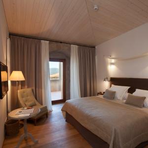 Habitación con cama extra grande en el Parador Castillo de Monterrei 