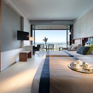 Desayuno para dos en habitación con dos camas y gran balcón al mar del Parador de Cádiz 