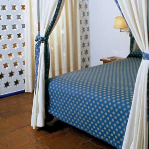 Panorámica de cama con dosel en habitación del Parador de Ceuta