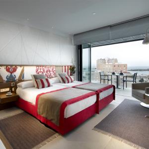 Habitación con dos camas y gran balcón a la bahía del Parador de Cádiz 