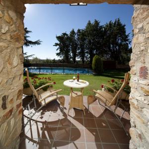 Aperitivo para dos en la terraza al jardín y piscina exterior del Parador de Benavente