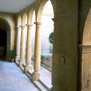 Soportales de piedra y patio interior del Parador de Alcañiz