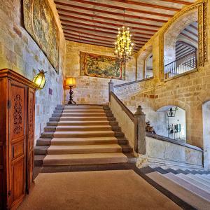 Escaleras de piedra con paredes decoradas con tapices dan acceso a las habitaciones en el Parador de Zamora