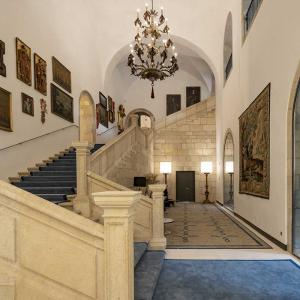 Escaleras de piedra de acceso a las habitaciones del Parador de León
