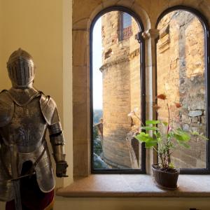 Una armadura medieval guarda un ventanal con vistas a la Torre del Parador de Benavente
