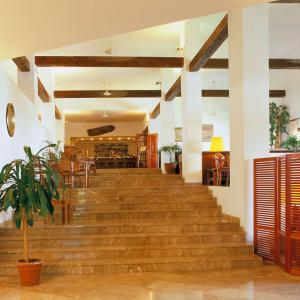 Escaleras de acceso a la cafetería del Parador de Melilla