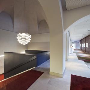 Escaleras y pasillo de acceso a las habitaciones del Parador de Alcalá de Henares, con decoración moderna y minimalista