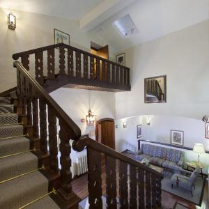 Escaleras de madera de acceso a las habitaciones en el Parador de Las Cañadas del Teide