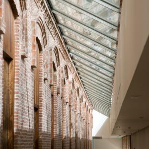 Altos techos con ventanales en un pasillo del Parador de Alcalá de Henares