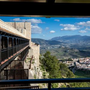 Fachada lateral del Parador de Jaén con balcón de madera sobre la ciudad