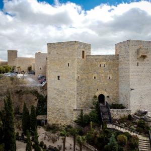 Vista aérea de la entrada principal del castillo al lado del Parador de Jaén