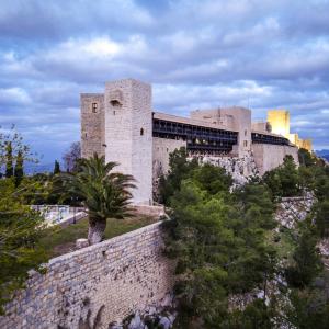 El castillo y el Parador de Jaén iluminados al atardecer