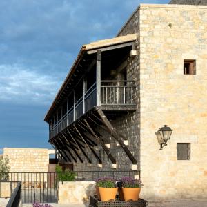 Fachada y balcón de madera sobre la ciudad en el Parador de Jaén