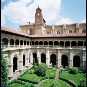 Jardín interior y claustro del Parador de León