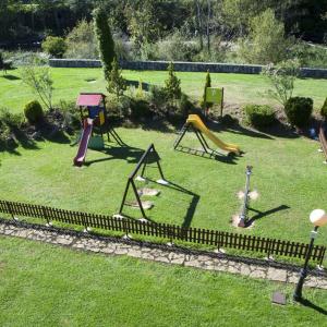 Parque infantil en el jardín del Parador de Cangas de Onís