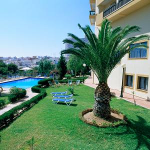 Jardín y piscina del Parador de Melilla