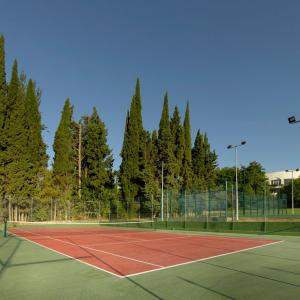 Pista de tenis en los jardines del Parador de Córdoba