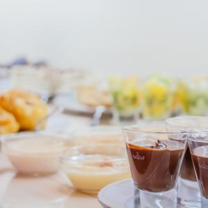 Café con hielo en el desayuno bufé del Parador de Manzanares