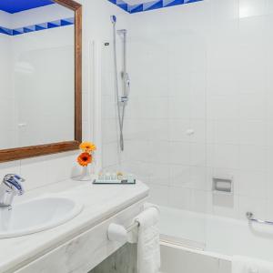 Baño completo en habitación doble estándar del Parador de Manzanares