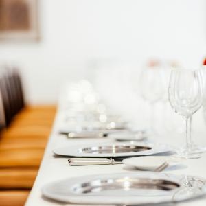 Detalle de mesa en el salón de banquetes del Parador de Manzanares