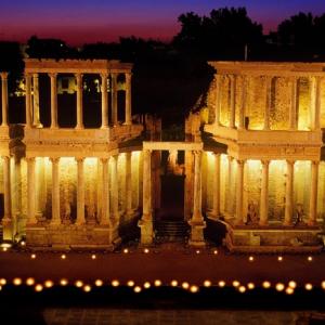 Teatro romano de Mérida iluminado por la noche