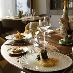 Presentación de mesa con platos en el Parador Casa da Ínsua